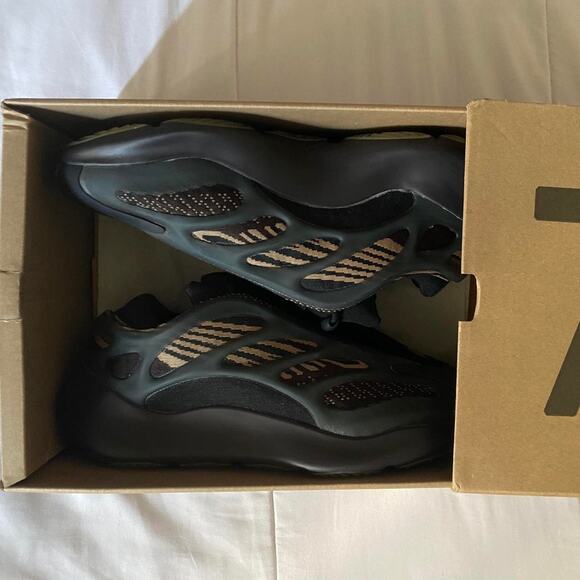 Yeezy Adidas 700 V3 clay brown - size 10.5 M / 12 W US / 43.5 EU - Picture 7 of 8